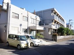 明るい建物の外観