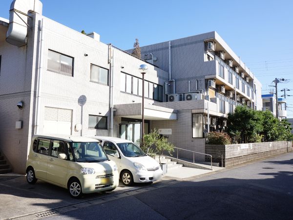 明るい建物の外観