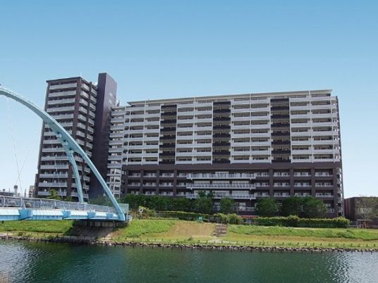 青空背景の施設外観