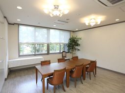 明るい食堂の一角