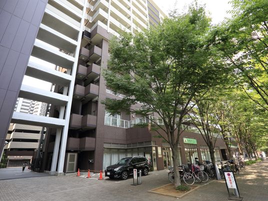 都会的なビル外観