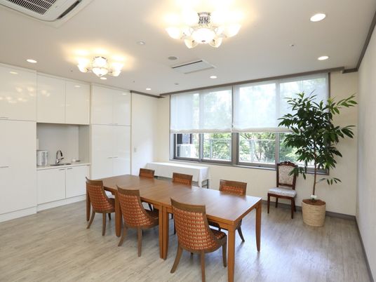 明るいダイニングの様子