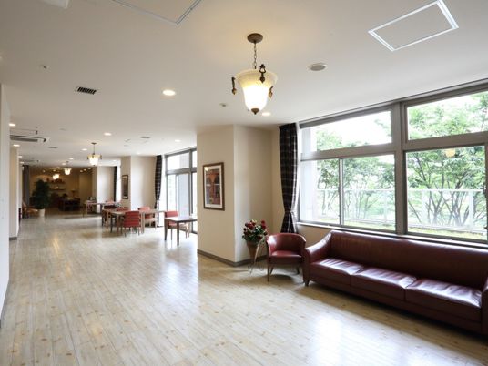 広々とした共有ラウンジ