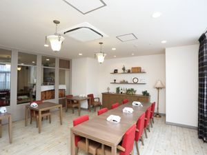明るい食堂の内観