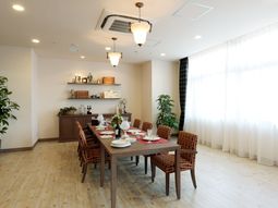 ダイニングルームの明るい空間