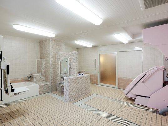 明るく清潔な浴室
