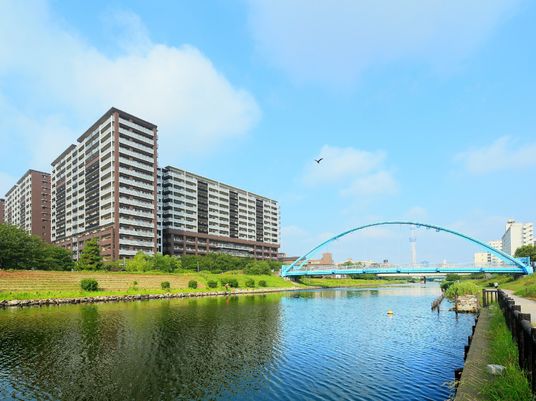 清々しい青空と建物