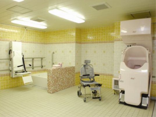 バリアフリー設計の浴室