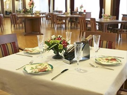 食事用セットの食堂