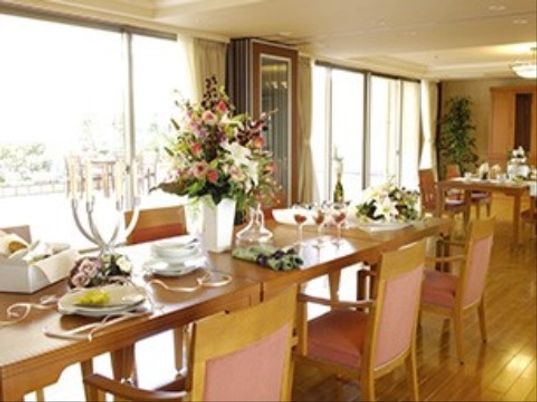 明るい食堂のテーブルセット