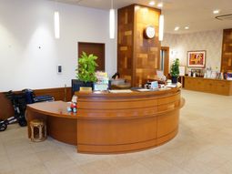 木目調の落ち着いたフロント