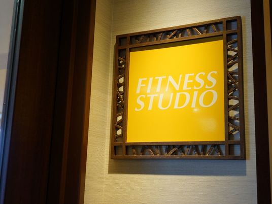 フィットネススタジオの看板