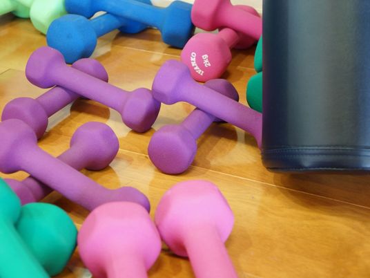 カラフルなダンベルとマット