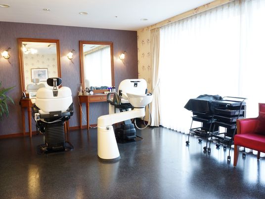 明るい理美容室の一角