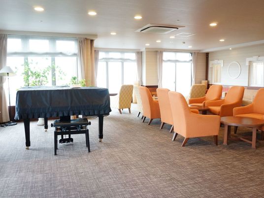 広々とした快適ラウンジ