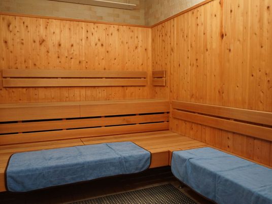 木製の温かみある浴室