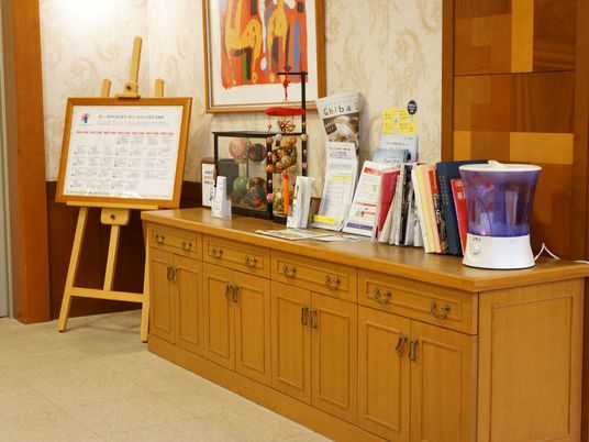 案内所のカウンターと掲示物