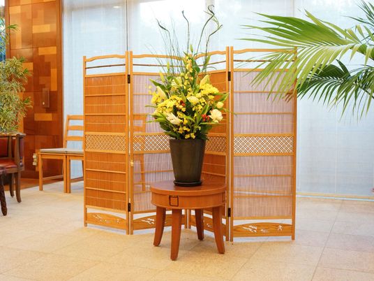 ロビーにある生花アレンジメント