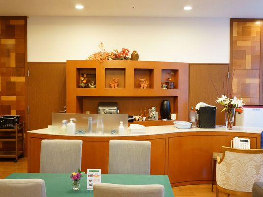 暖かみのある受付カウンター