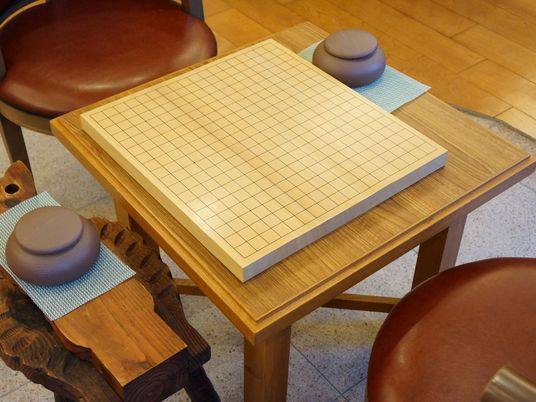 囲碁セットのあるラウンジ