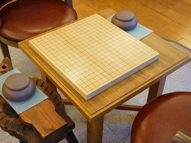 囲碁セットのあるラウンジ