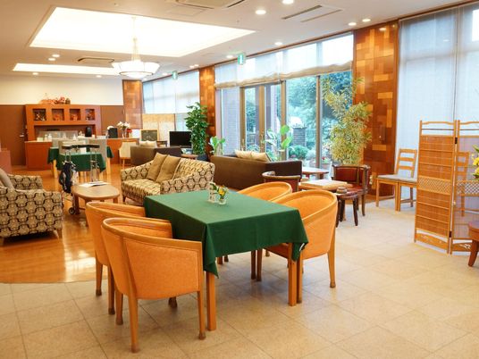 明るく広々としたラウンジ