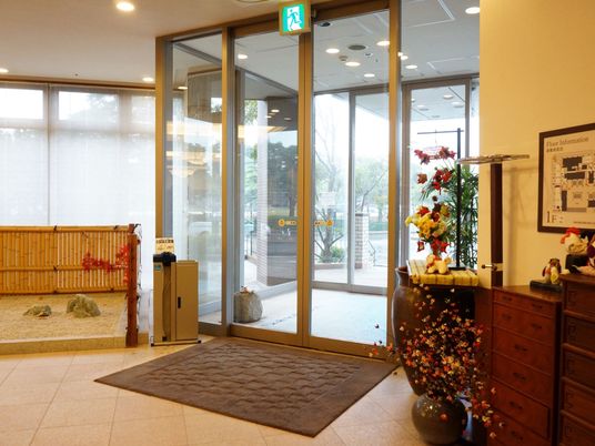 明るいエントランス風景