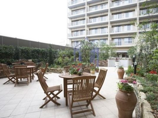 屋外の木製テーブルと椅子