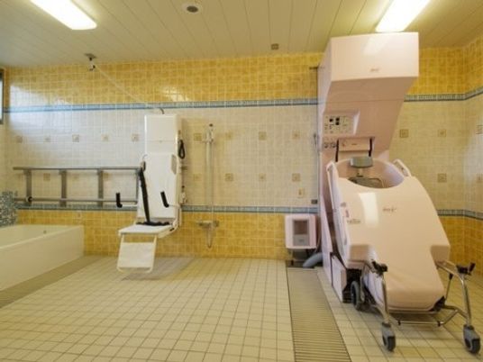 バリアフリー設計の浴室