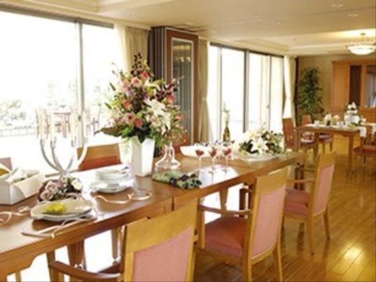 和やかなダイニングテーブル配置