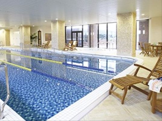 明るいトレーニングプール