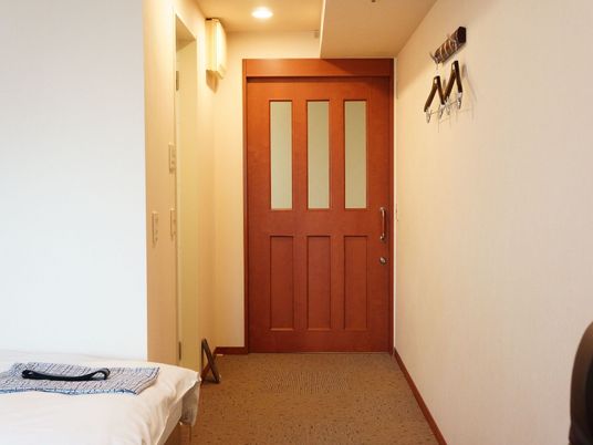 清潔な個室の入口 