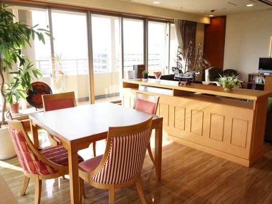  明るいダイニングの居室 