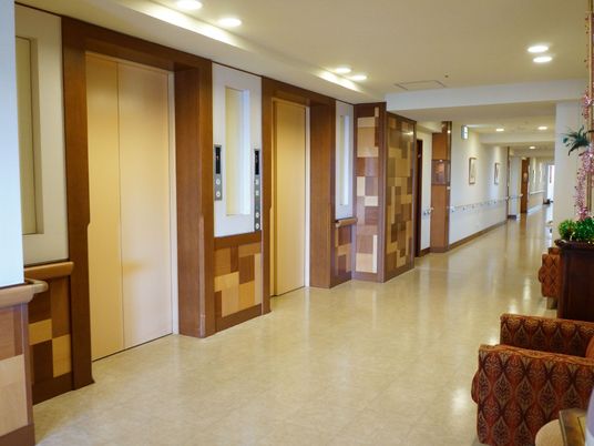 清潔な廊下とドア 