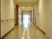 広々とした明るい廊下  
