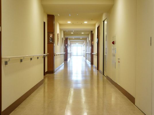  広々とした明るい廊下  