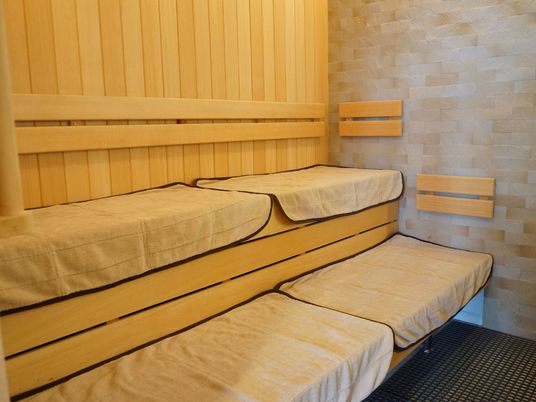  ゆったりとした浴室のベンチ 