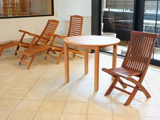 木製の椅子とテーブル 