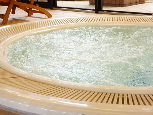 清潔な浴室の湯船 