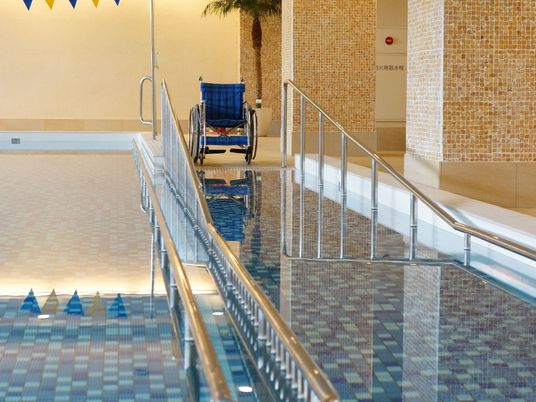  プールと車椅子 