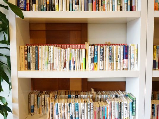  整理された本の書棚  