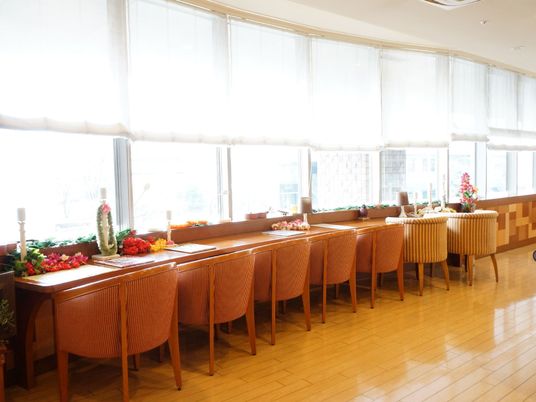 広々とした明るい食堂 