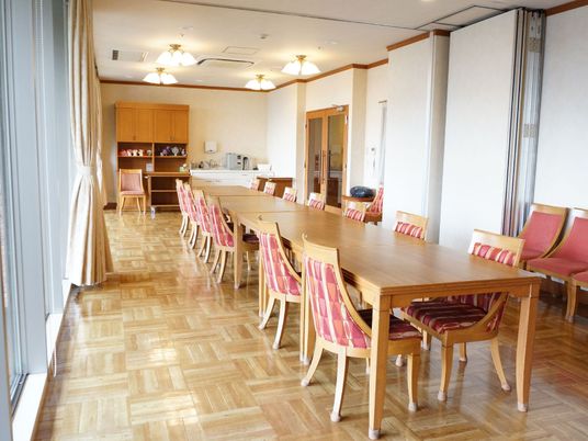  明るいダイニングルーム  