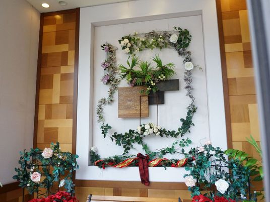  壁に装飾されたフラワーアート  