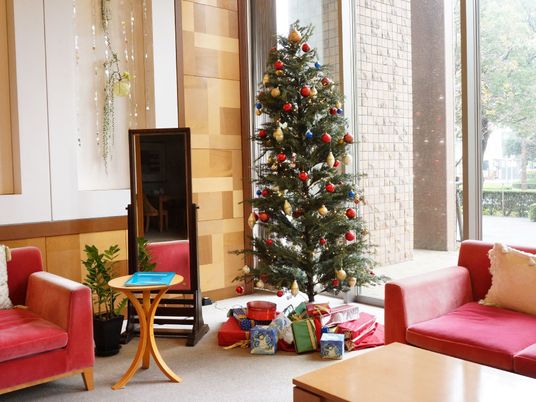  クリスマスツリーのあるロビー  