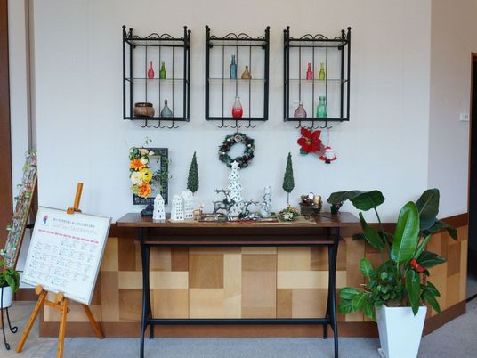  季節感あるロビー装飾  