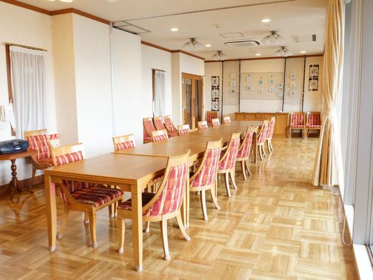  明るい食堂の空間  