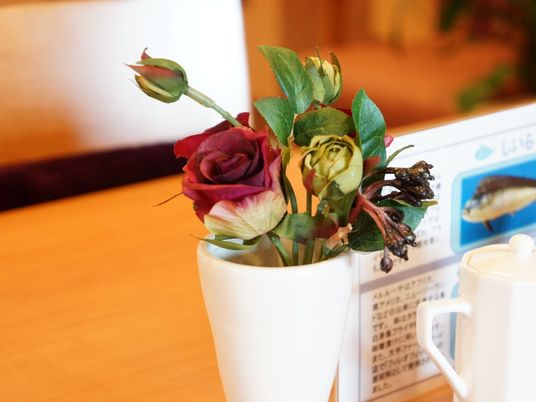 テーブル上の花と食器