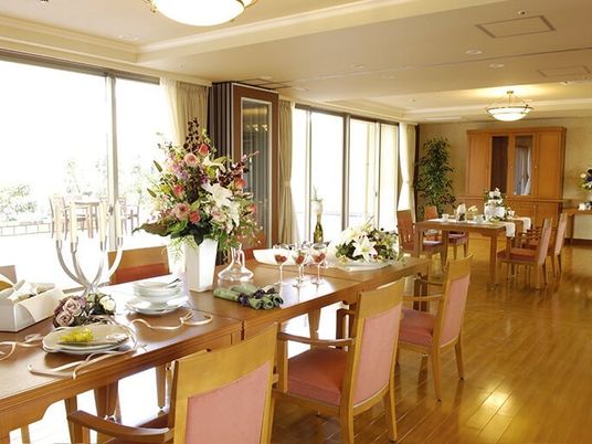 明るい食堂のテーブルセット