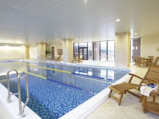 明るいプール付き機能訓練室